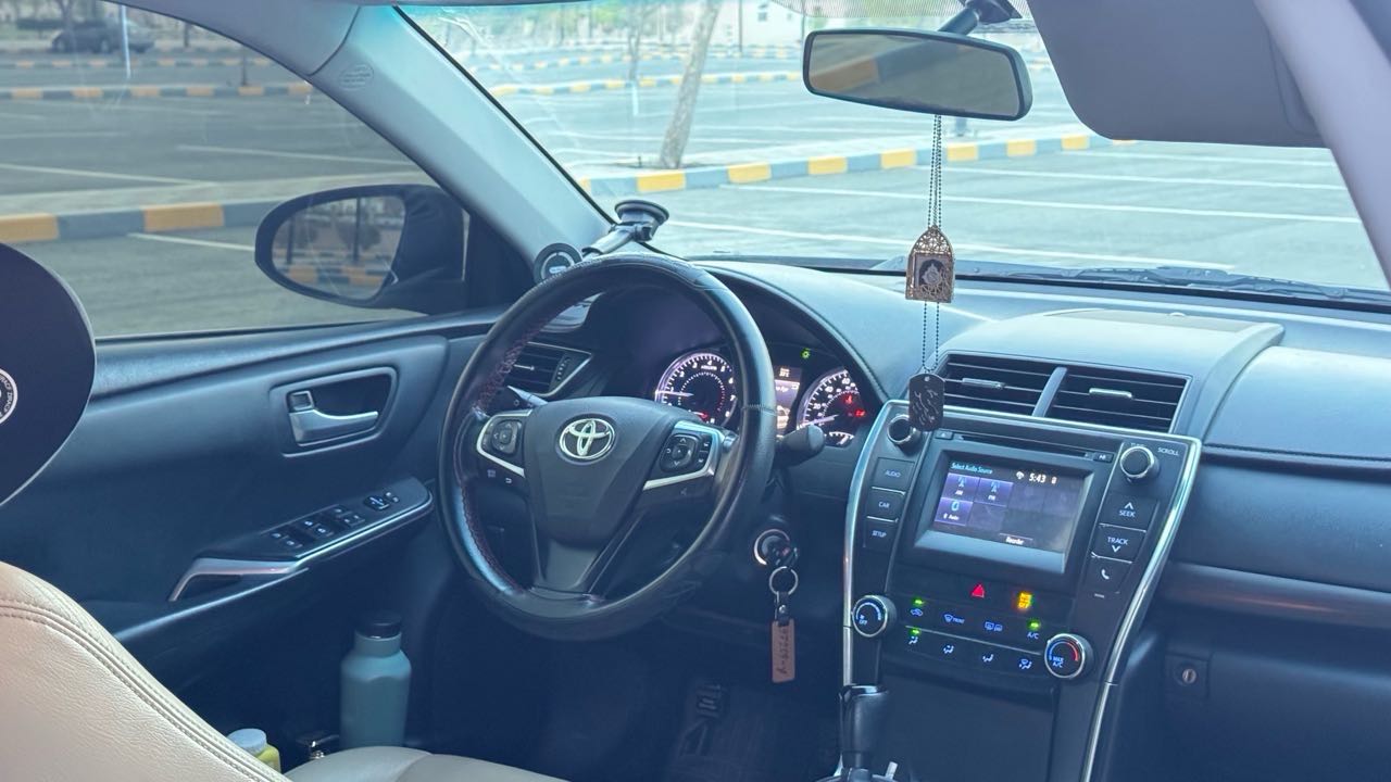 Car Image 2017 TOYOTA CAMRY LE