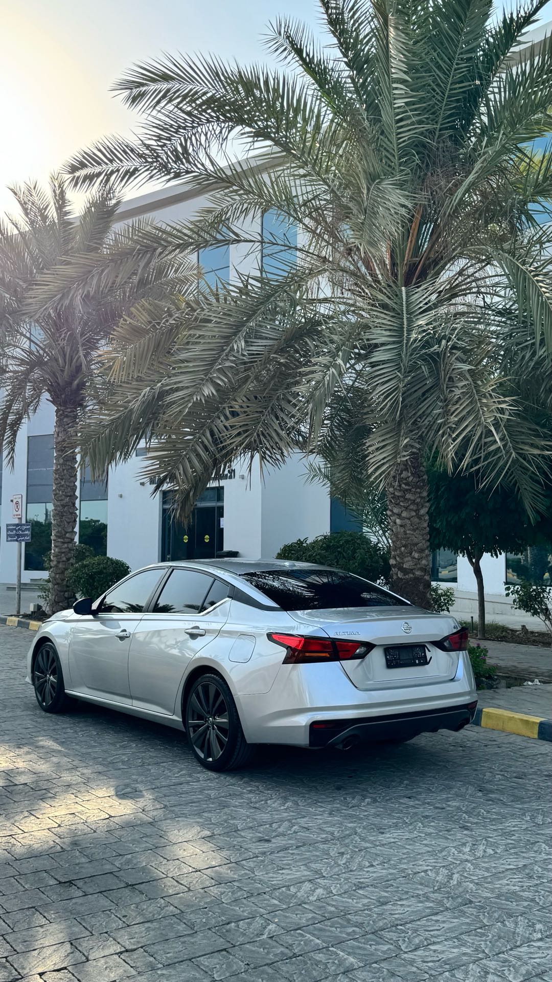 Car Image 2019 NISSAN ALTIMA SR