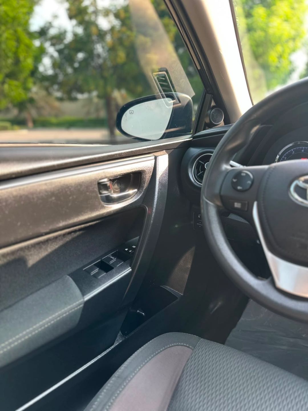 Car Image 2018 TOYOTA COROLLA LE