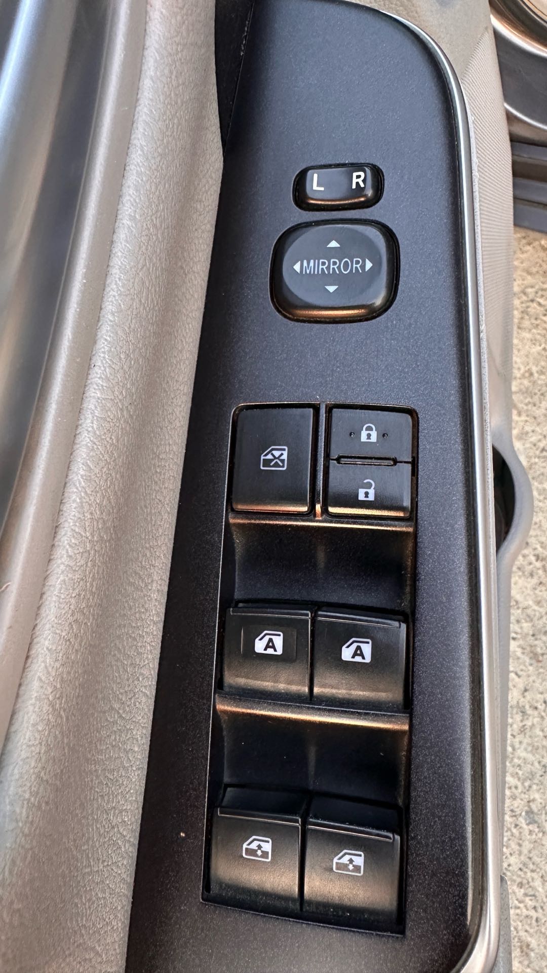 Car Image 2015 TOYOTA CAMRY XLE