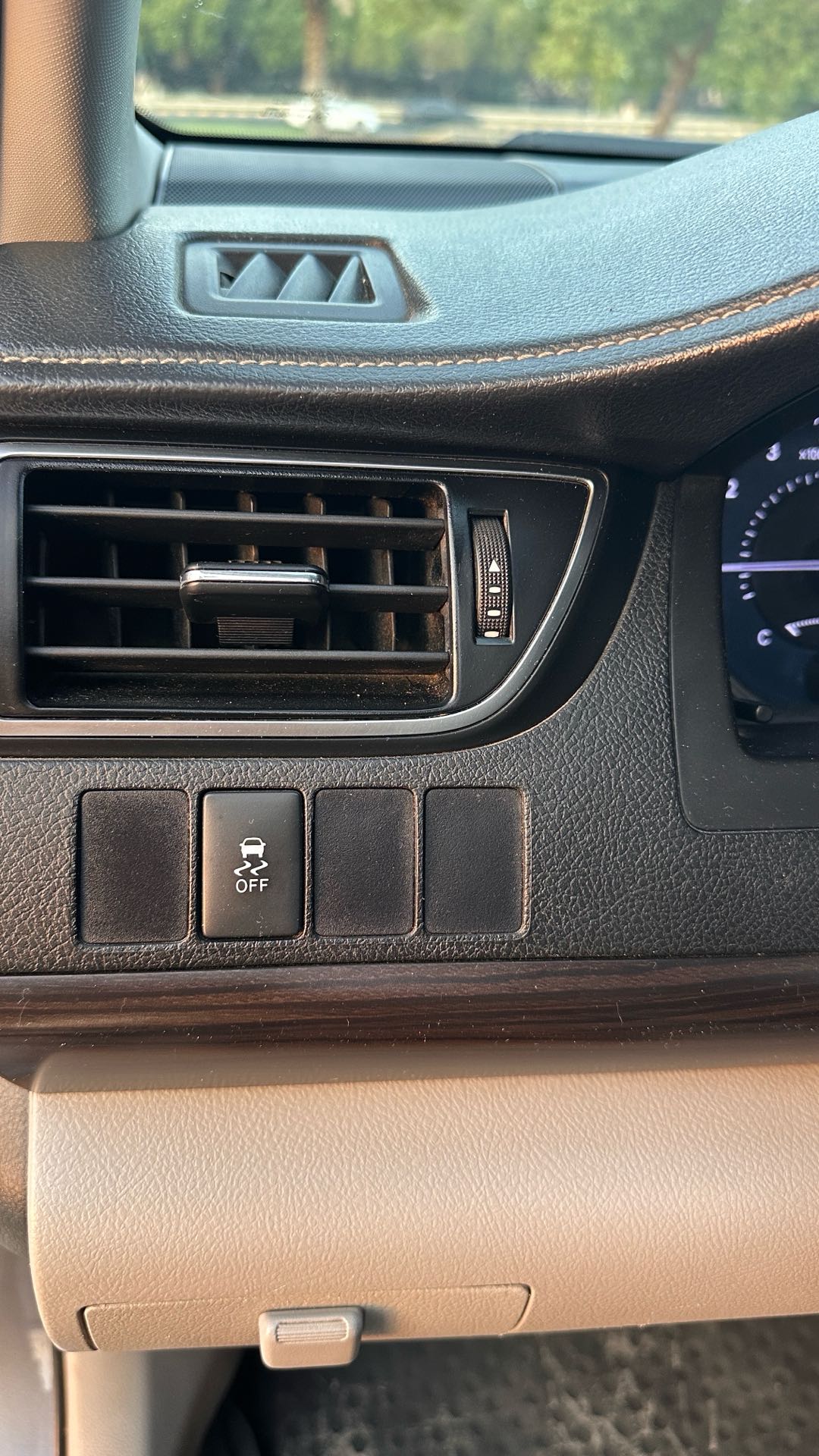 Car Image 2015 TOYOTA CAMRY XLE