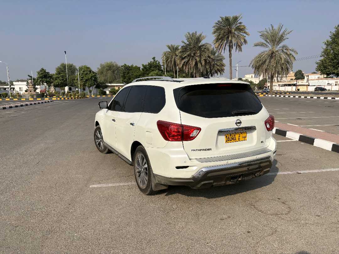 Car Image 2017 NISSAN PATHFINDER SL