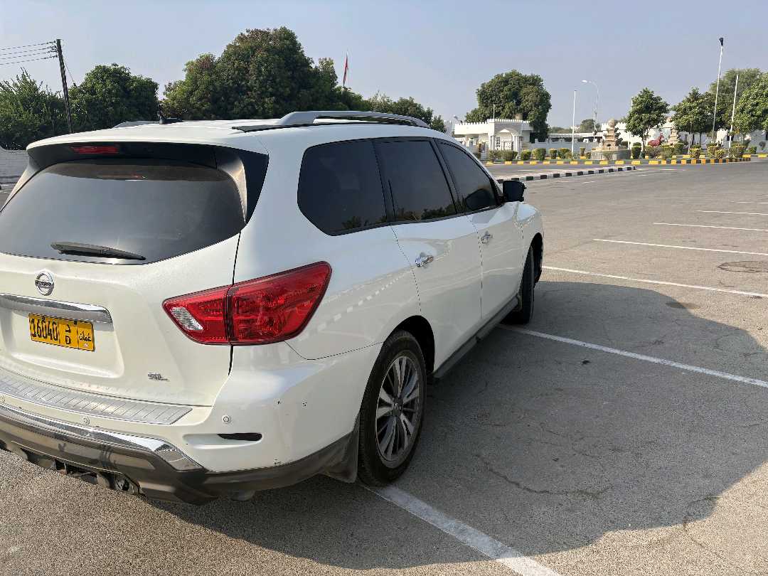 Car Image 2017 NISSAN PATHFINDER SL