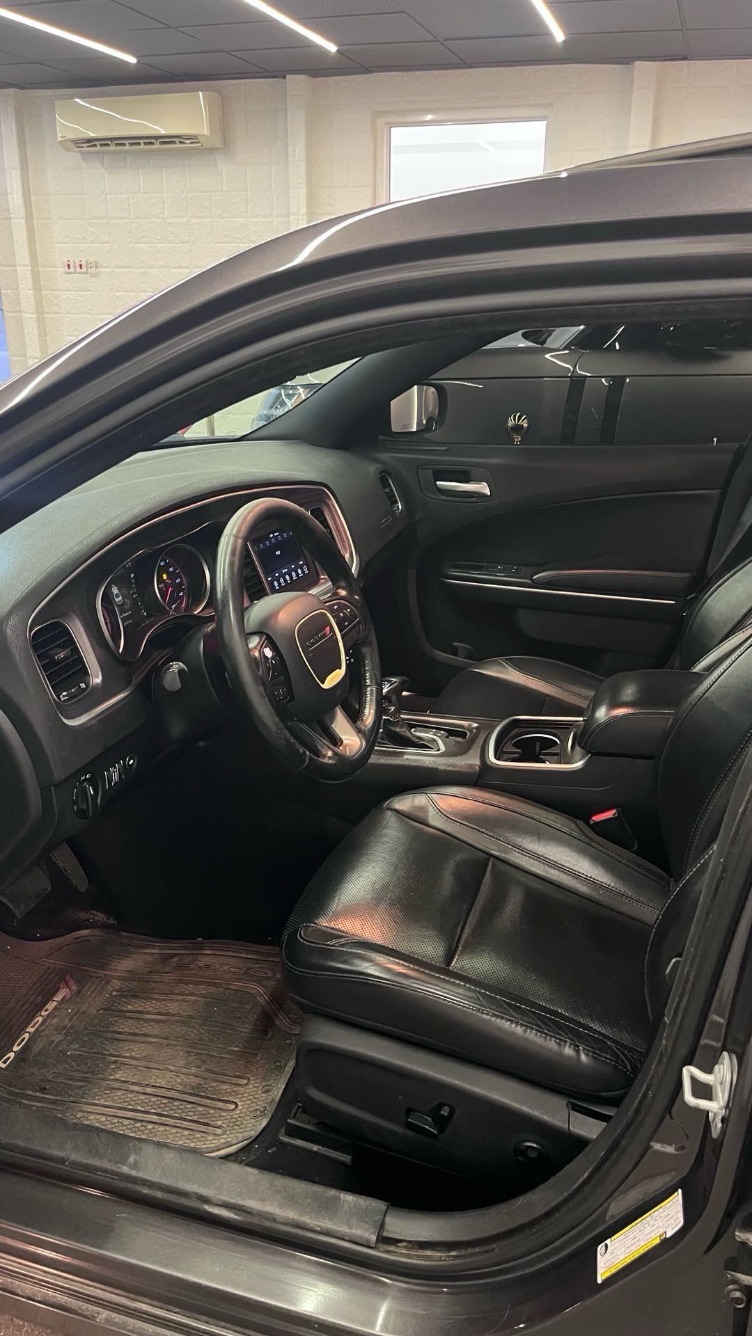Car Image 2019 DODGE CHARGER SXT