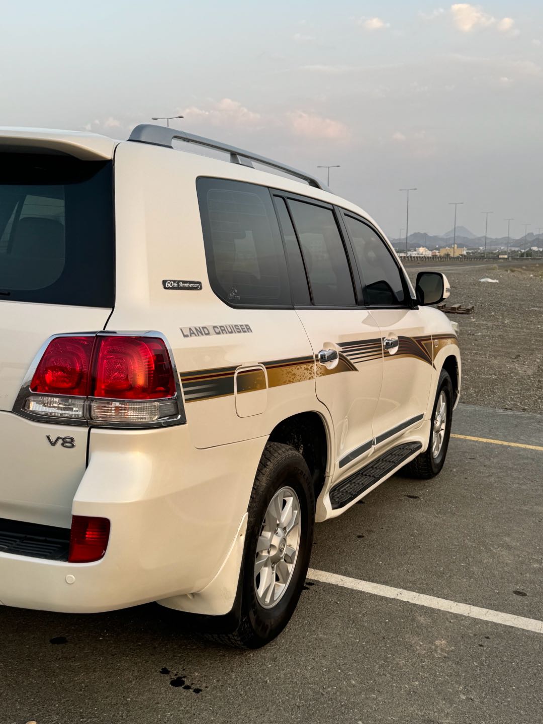 Car Image 2011 TOYOTA LAND CRUISER GX.R