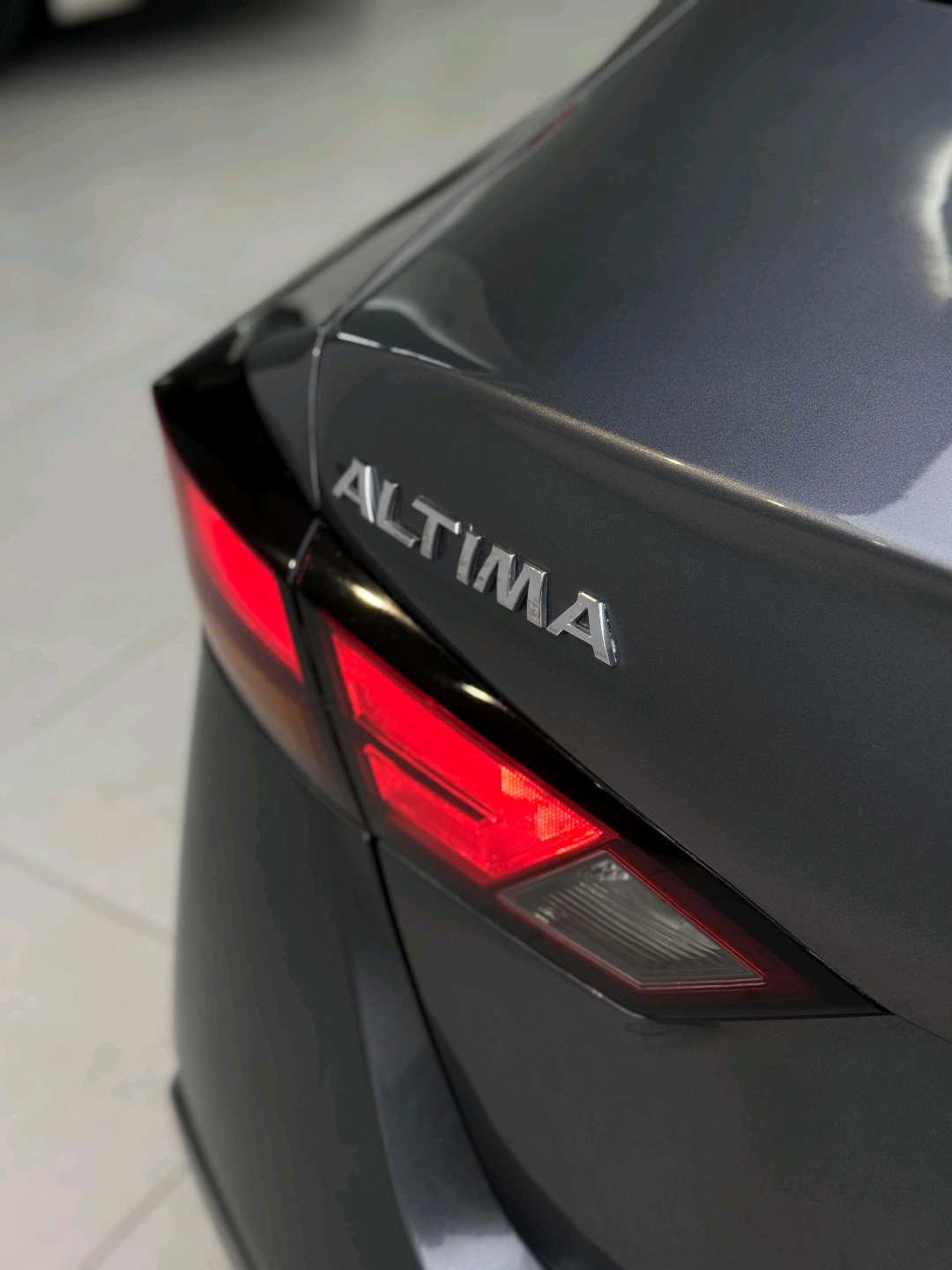 Car Image 2019 NISSAN ALTIMA SR