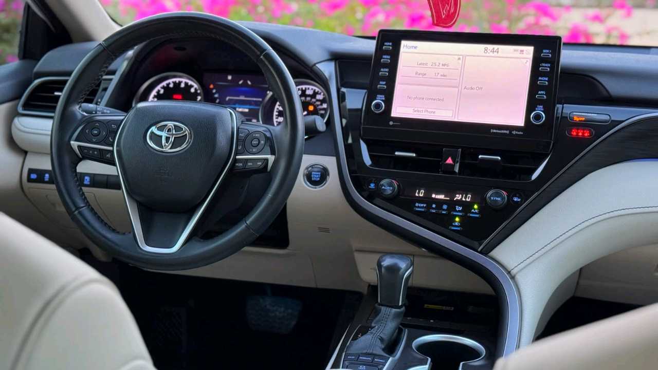 Car Image 2022 TOYOTA CAMRY XLE