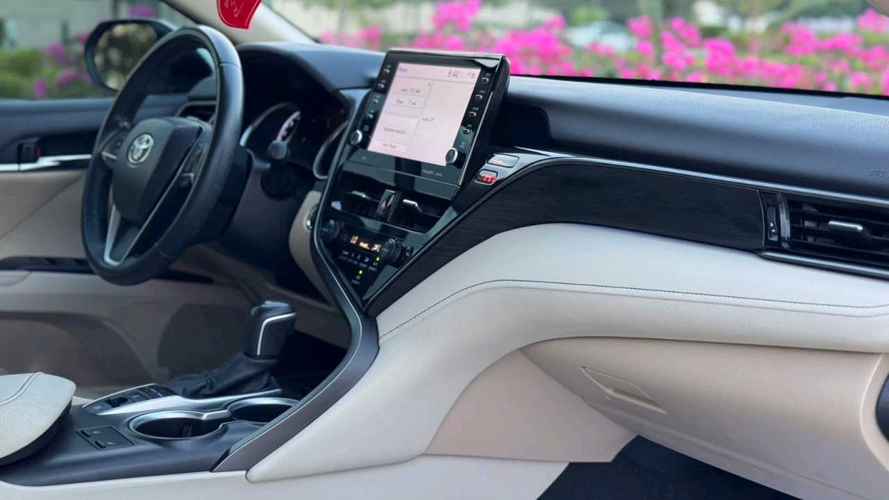 Car Image 2022 TOYOTA CAMRY XLE