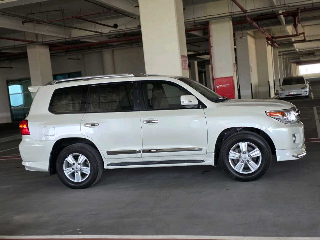 Car Image 2015 TOYOTA LAND CRUISER GX.R