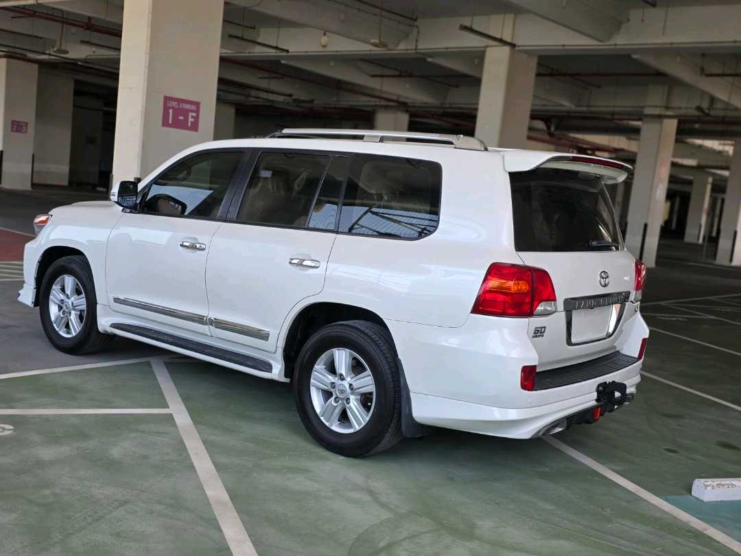 Car Image 2015 TOYOTA LAND CRUISER GX.R