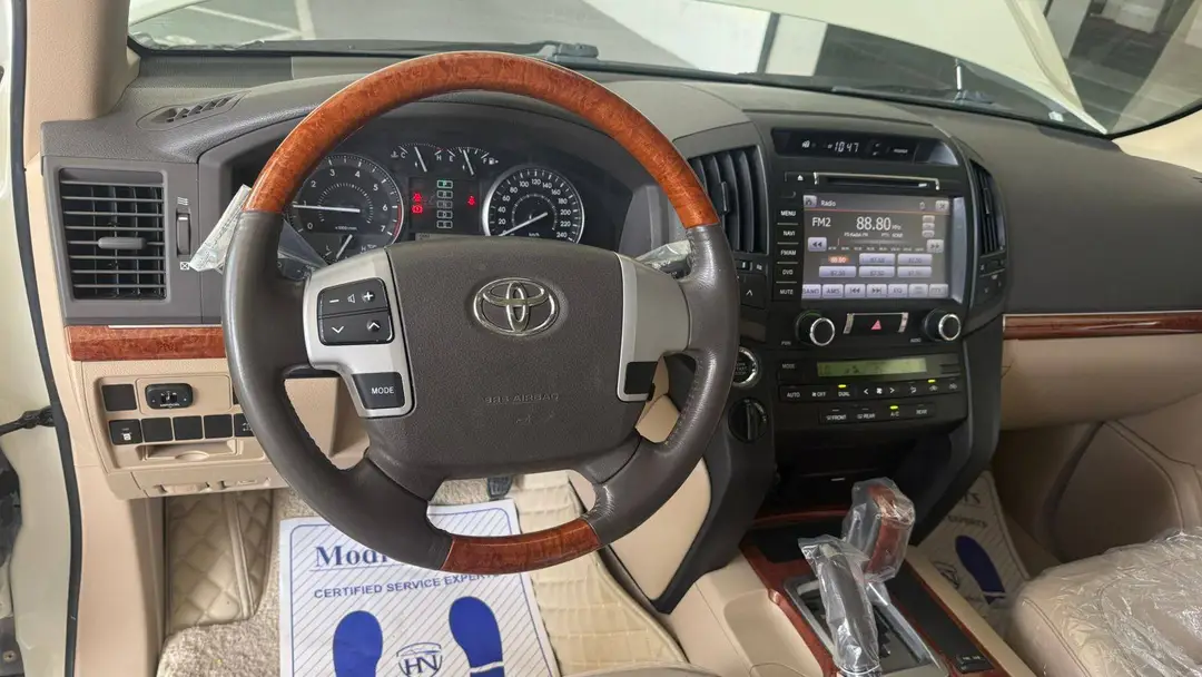 Car Image 2015 TOYOTA LAND CRUISER GX.R