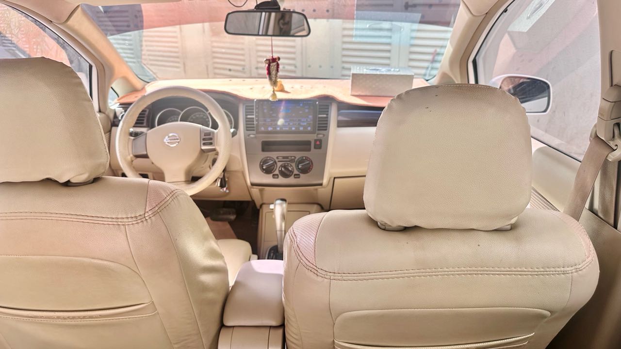 Car Image 2011 NISSAN TIIDA 
