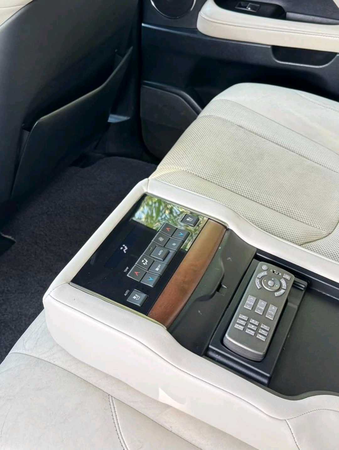 Car Image 2018 LEXUS LX 570