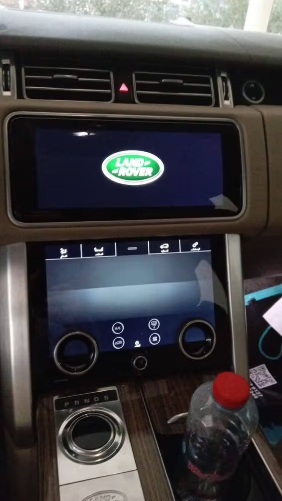 Car Image 2018 LAND ROVER VOGUE 