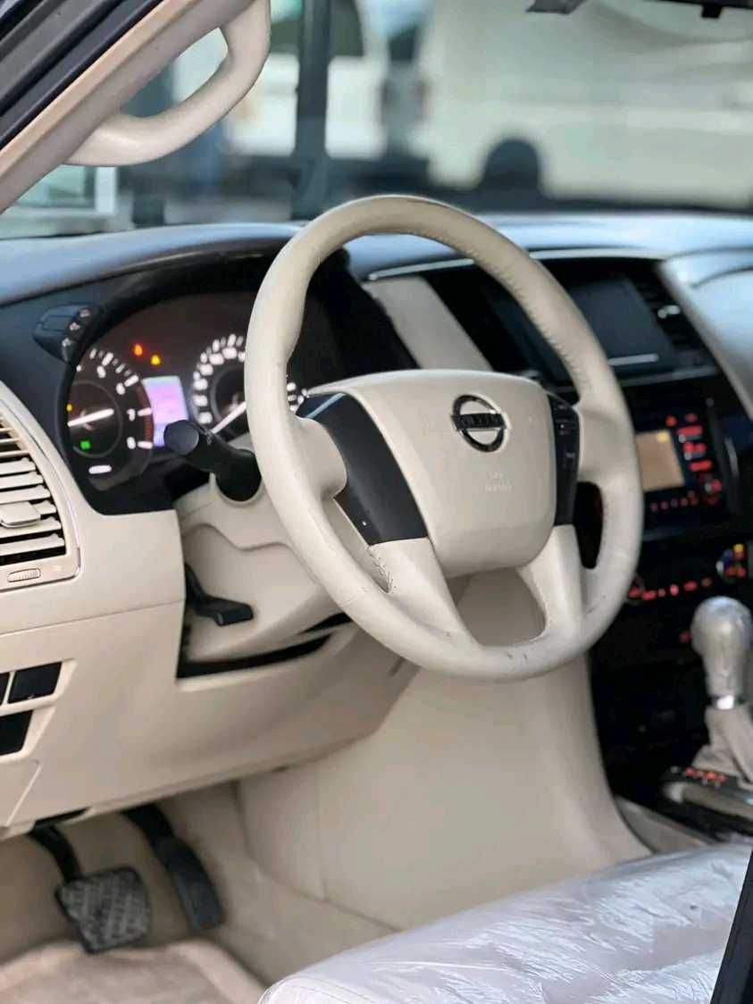 Car Image 2014 NISSAN PATROL LE