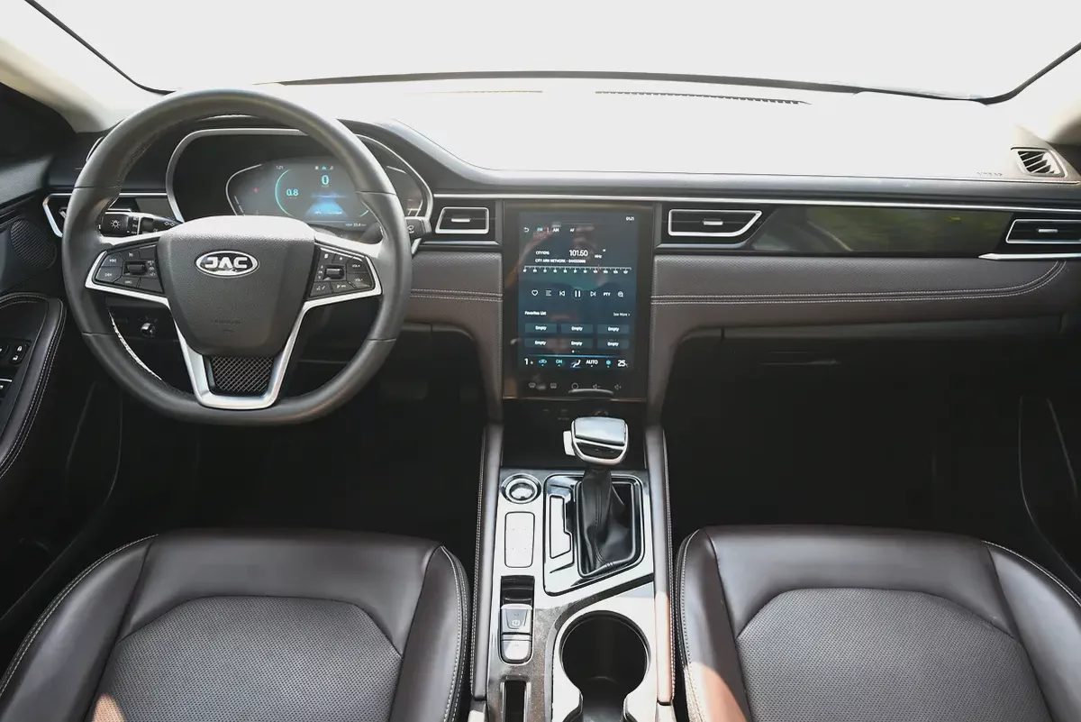Car Image 2023 JAC J7 