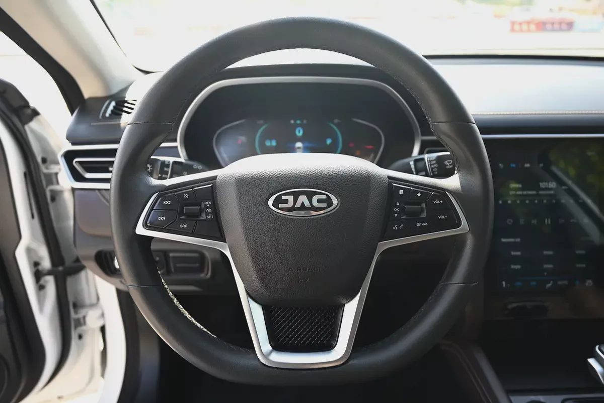 Car Image 2023 JAC J7 