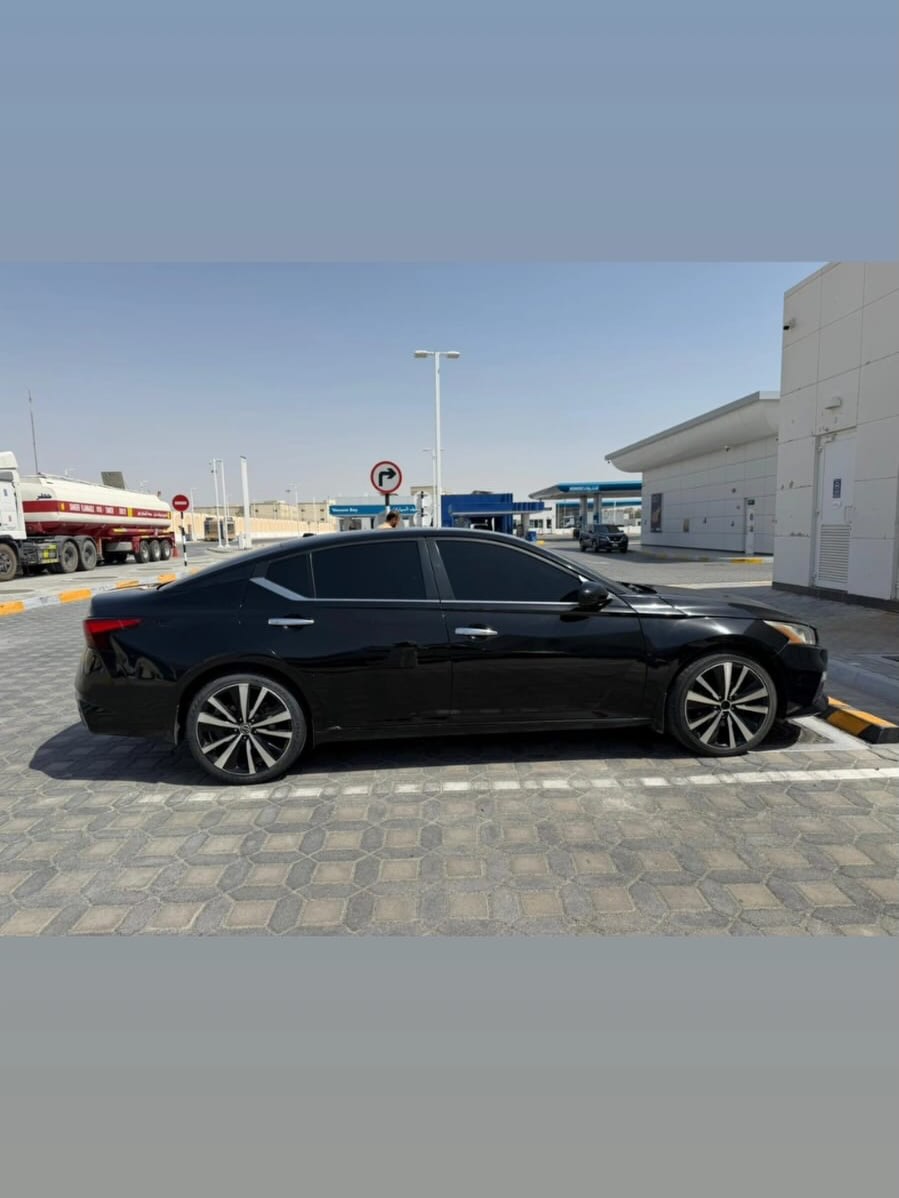 Car Image 2019 NISSAN ALTIMA SR