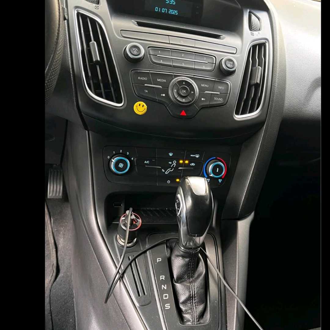 Car Image 2015 FORD FOCUS 