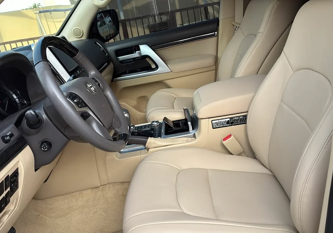 Car Image 2017 TOYOTA LAND CRUISER VX.R