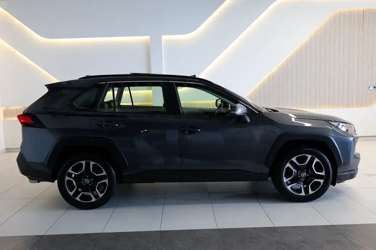 Car Image 2021 TOYOTA RAV4 