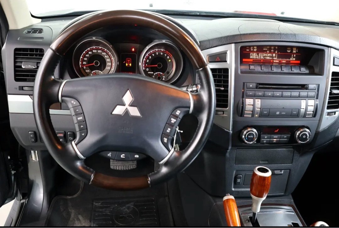 Car Image 2015 MITSUBISHI PAJERO 
