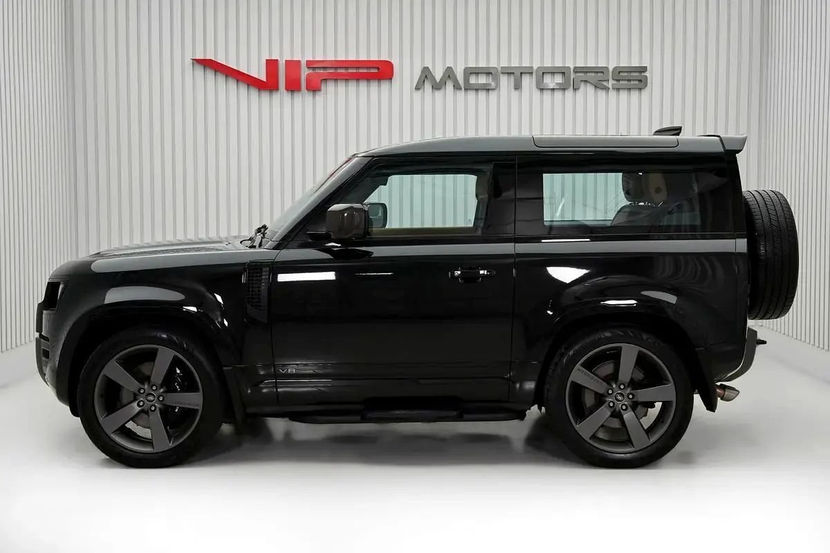 Car Image 2025 LAND ROVER DEFENDER 