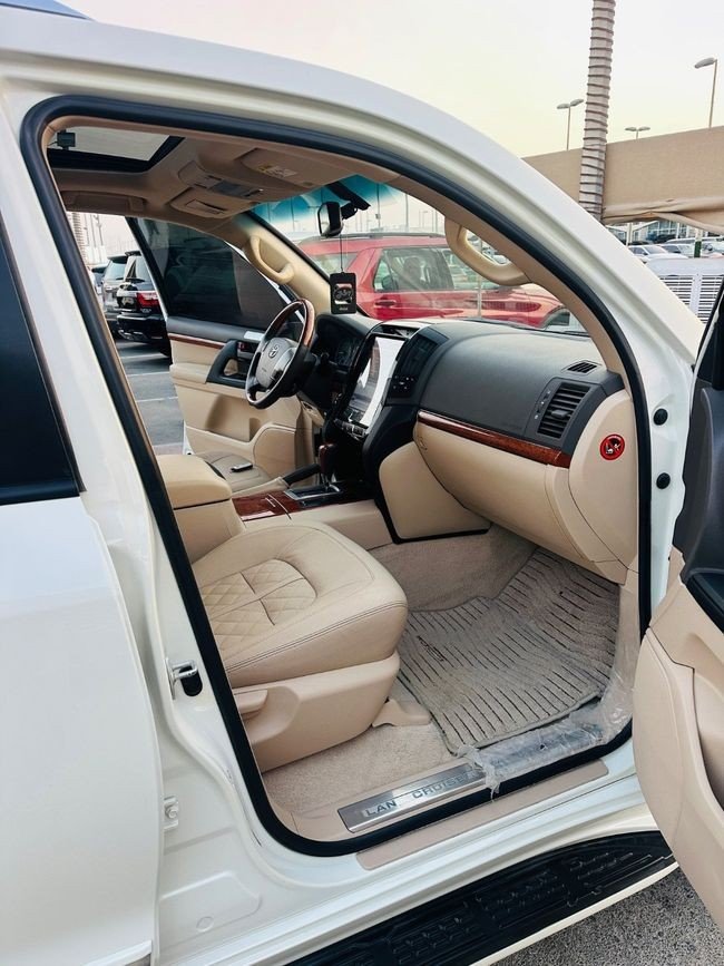 Car Image 2015 TOYOTA LAND CRUISER 