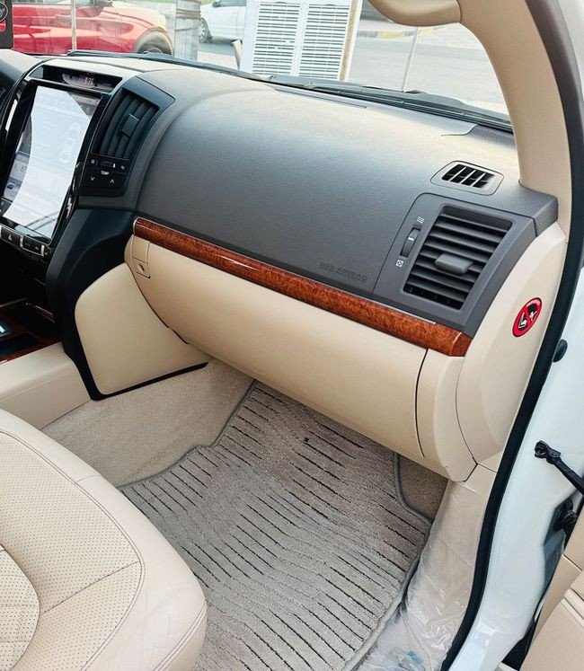 Car Image 2015 TOYOTA LAND CRUISER 