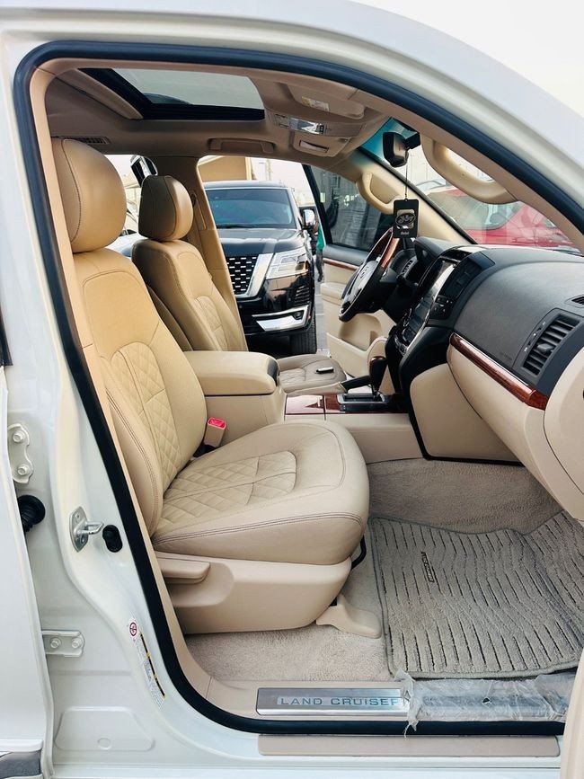 Car Image 2015 TOYOTA LAND CRUISER 