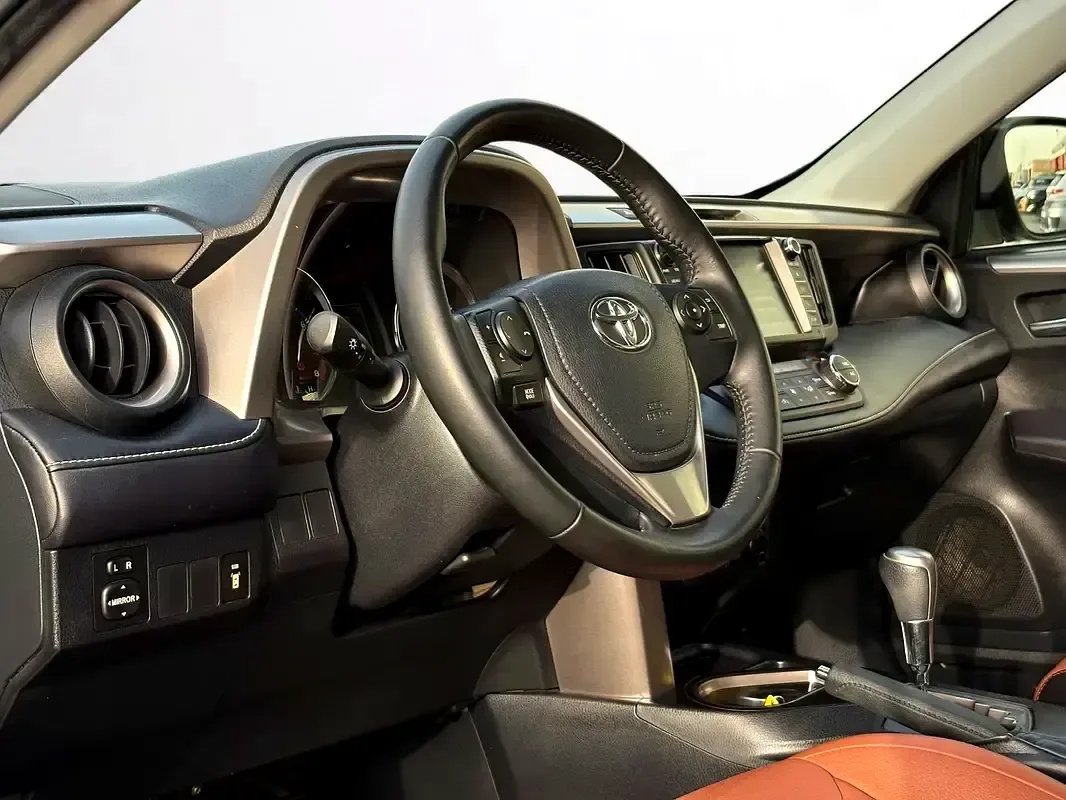 Car Image 2018 TOYOTA RAV4 