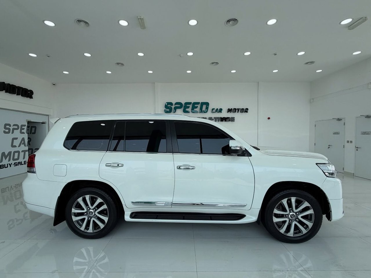 Car Image 2017 TOYOTA LAND CRUISER 