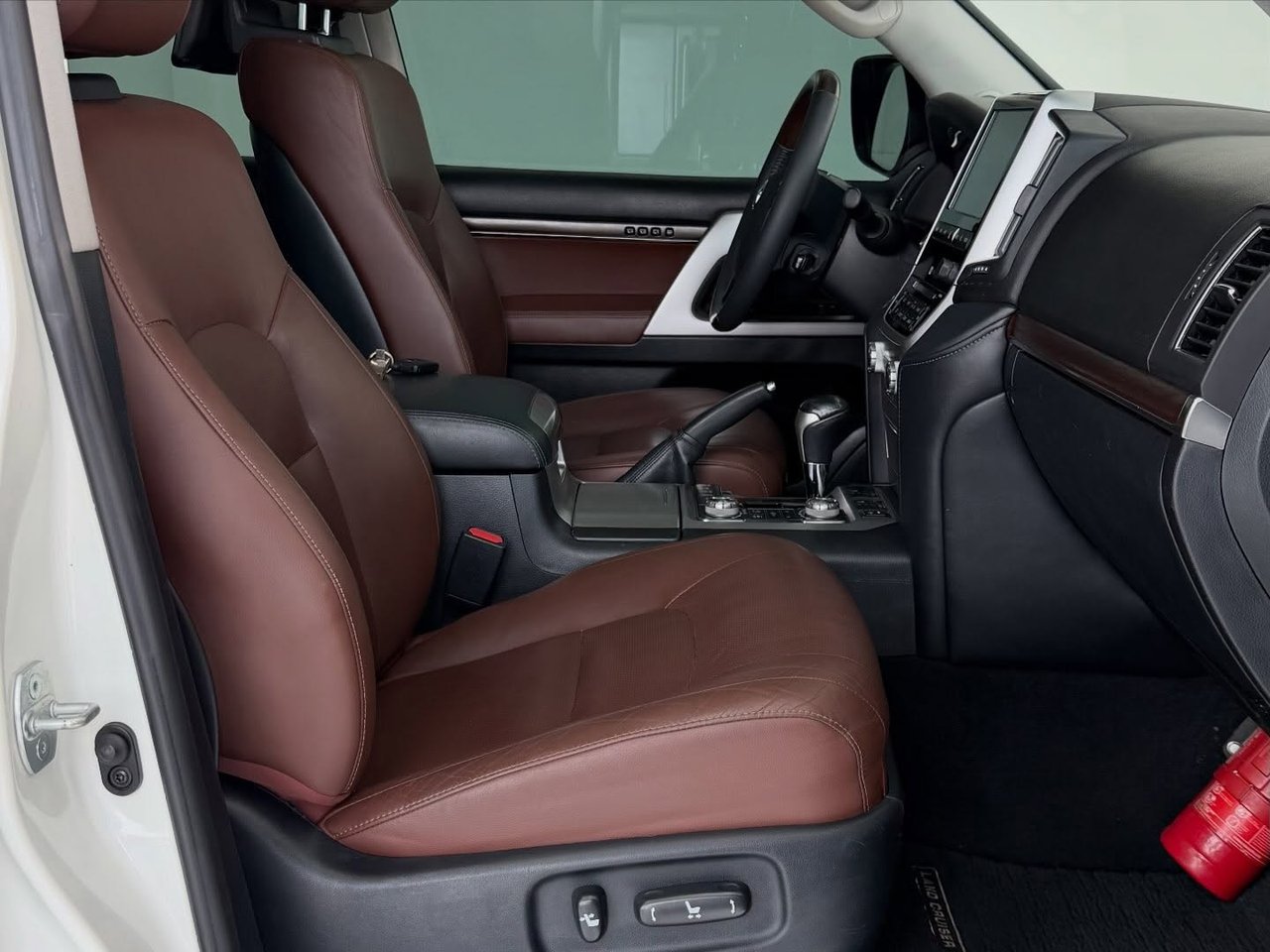 Car Image 2017 TOYOTA LAND CRUISER 