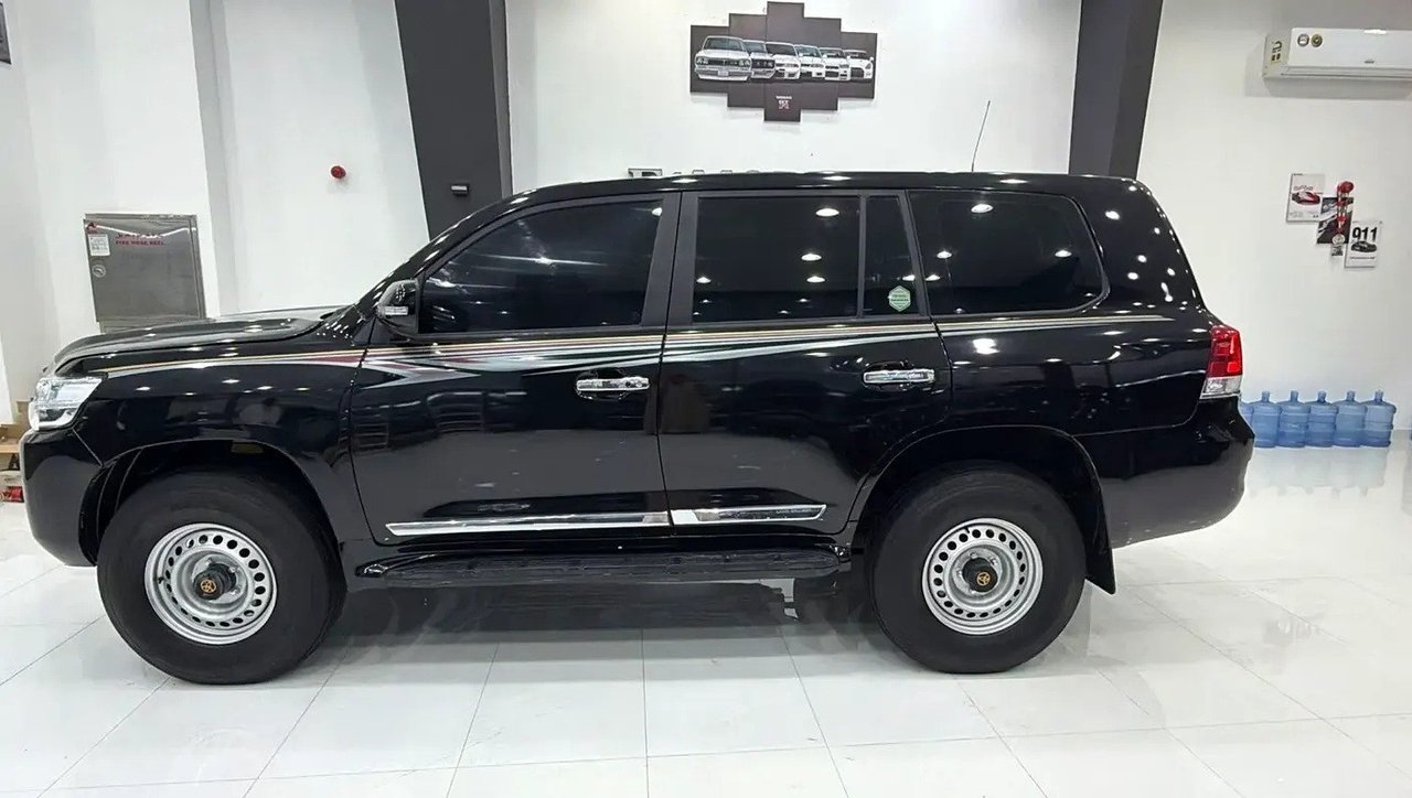 Car Image 2010 TOYOTA LAND CRUISER 