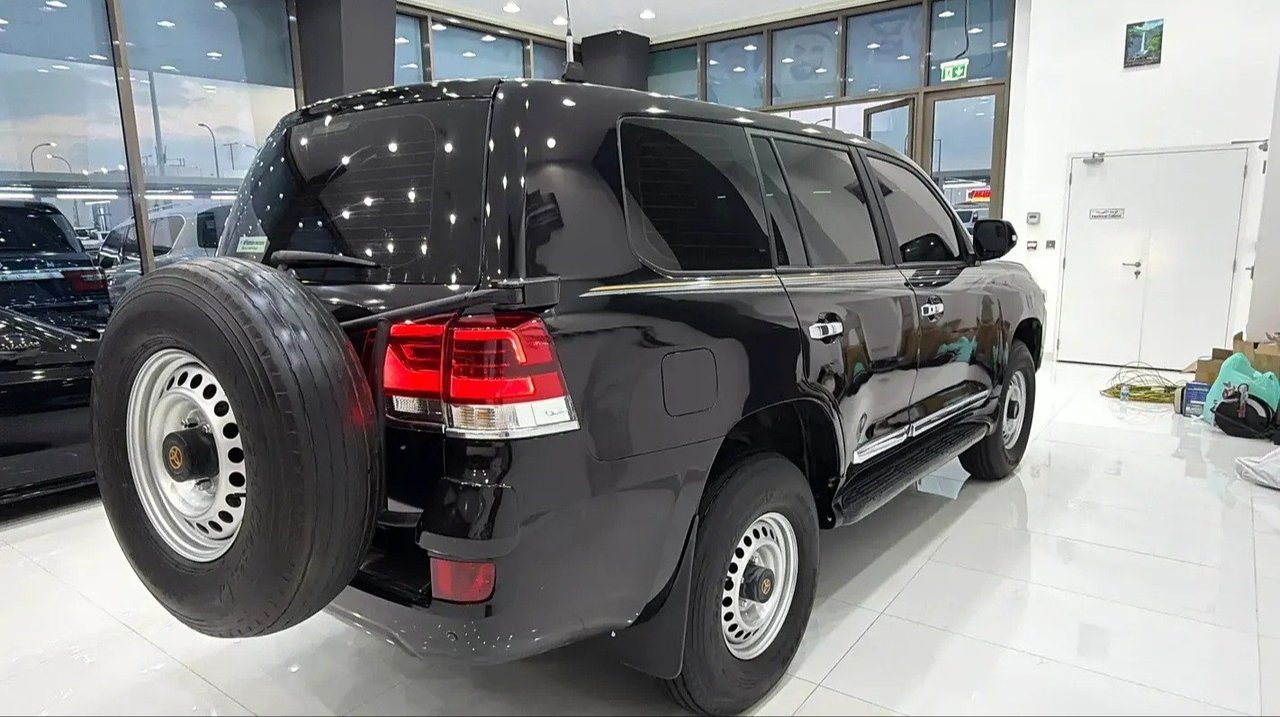 Car Image 2010 TOYOTA LAND CRUISER 