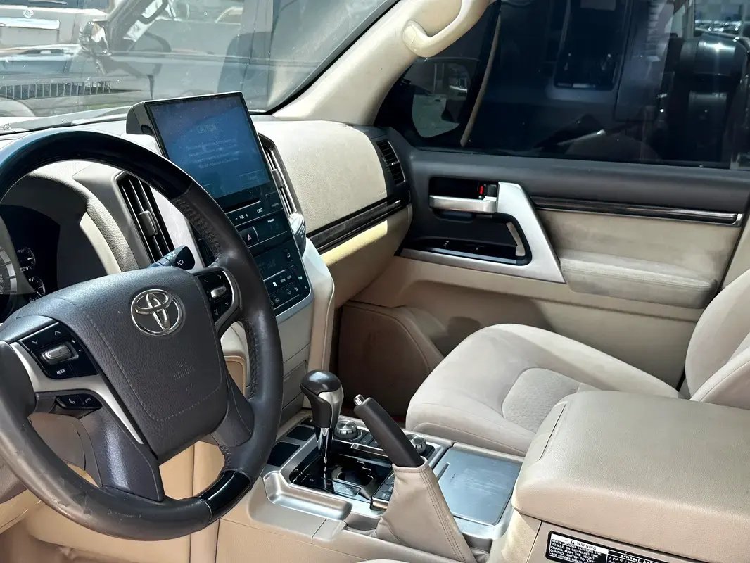 Car Image 2019 TOYOTA LAND CRUISER 