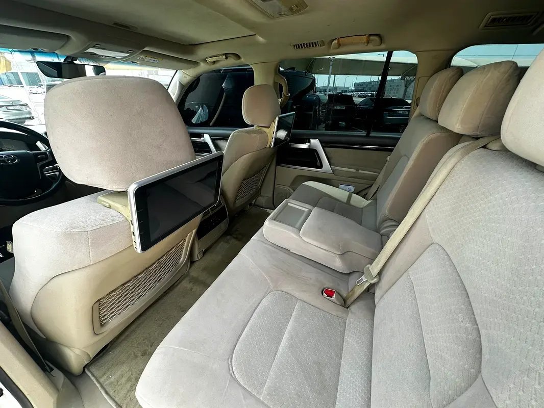 Car Image 2019 TOYOTA LAND CRUISER 