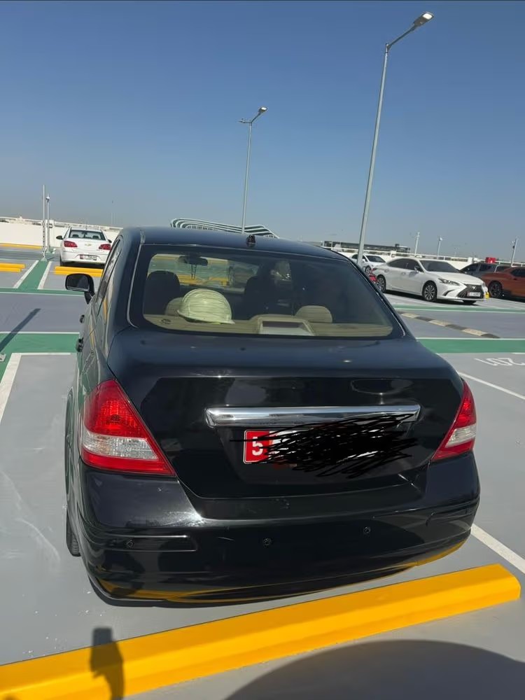 Car Image 2011 NISSAN TIIDA 