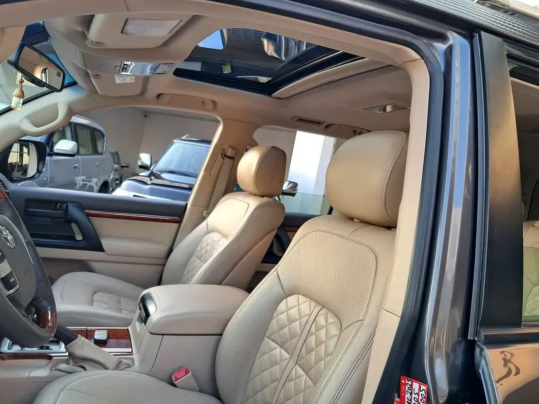 Car Image 2015 TOYOTA LAND CRUISER 