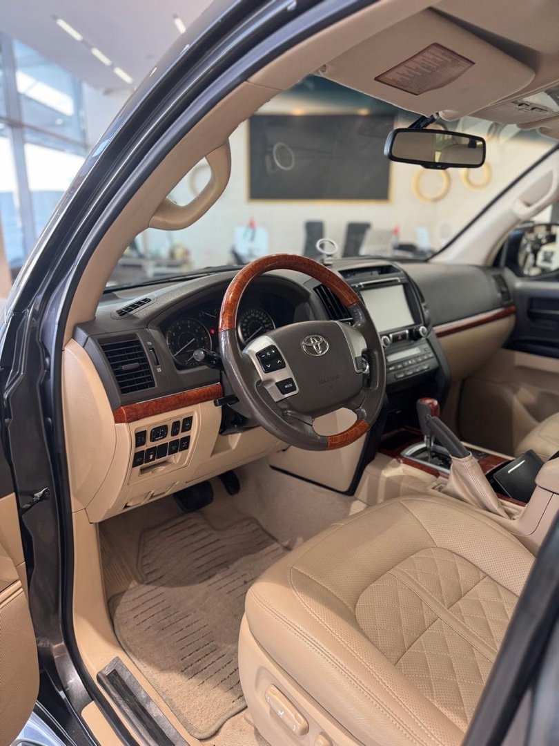 Car Image 2015 TOYOTA LAND CRUISER 