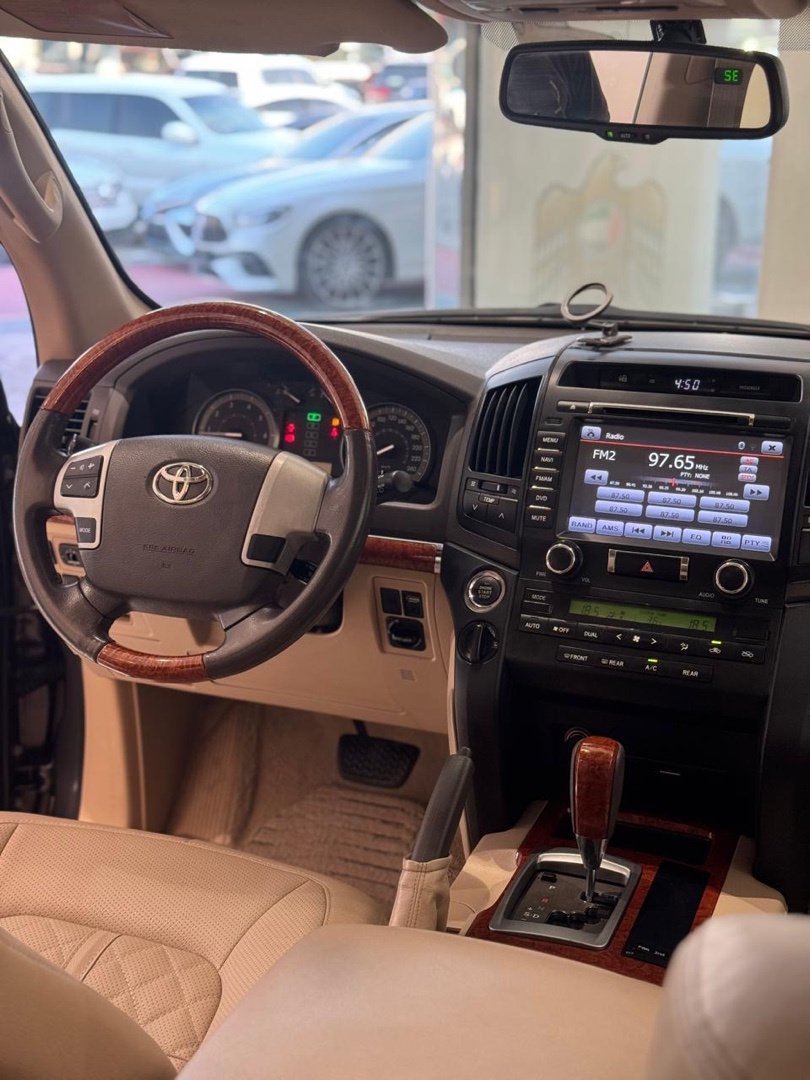 Car Image 2015 TOYOTA LAND CRUISER 