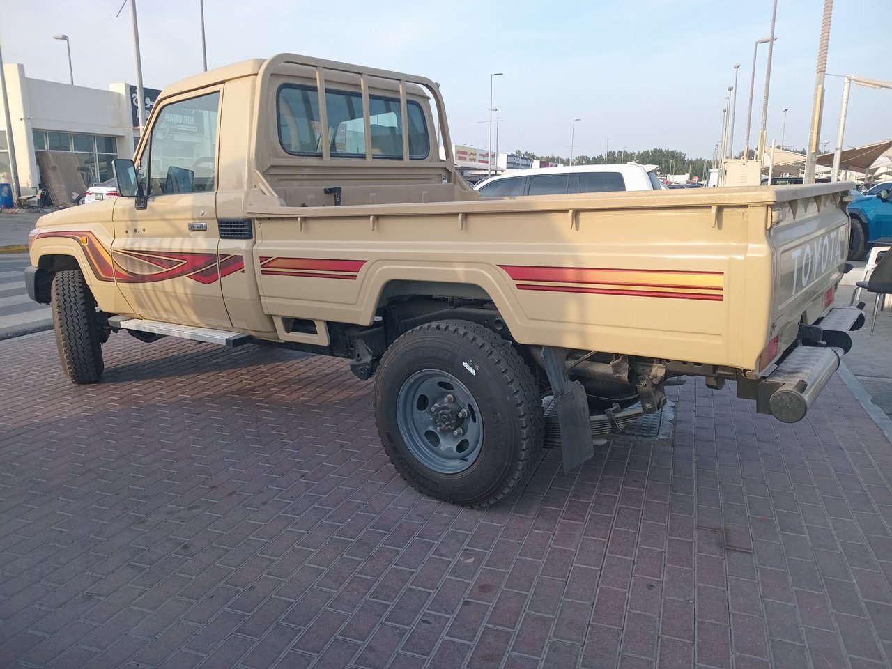 Car Image 2012 TOYOTA LAND CRUISER 