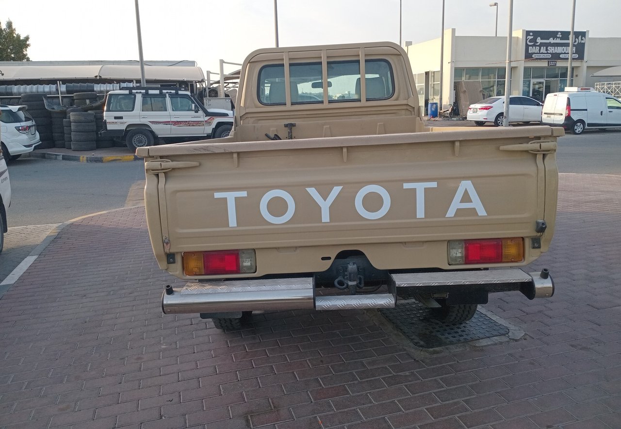 Car Image 2012 TOYOTA LAND CRUISER 