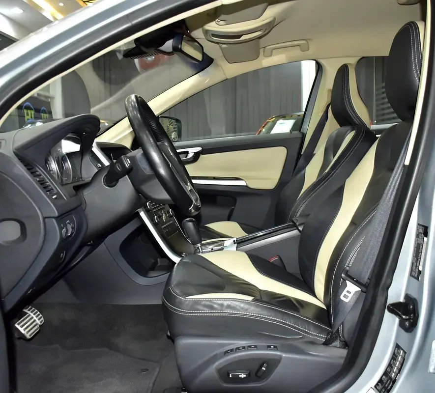 Car Image 2010 VOLVO XC60 