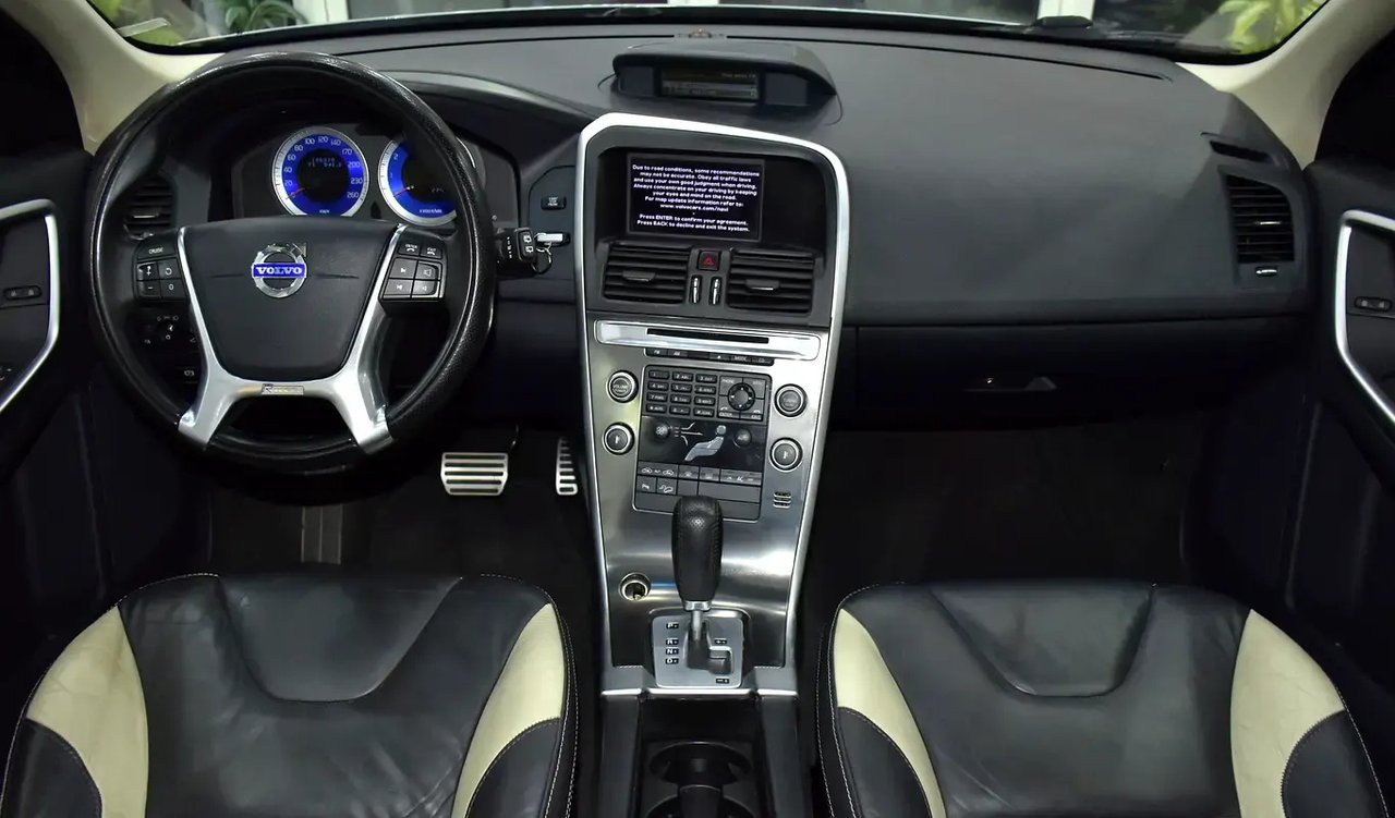 Car Image 2010 VOLVO XC60 