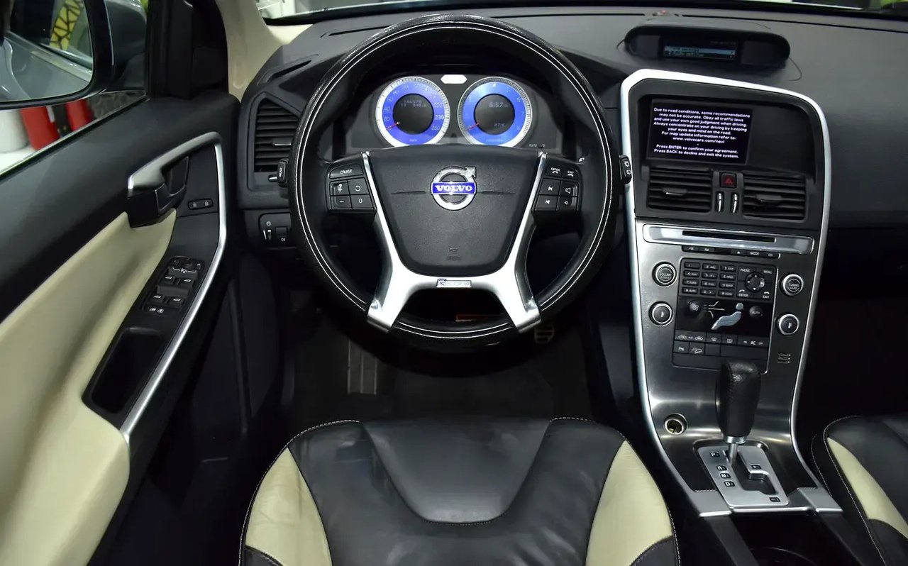 Car Image 2010 VOLVO XC60 