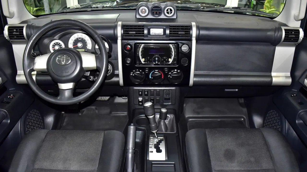Car Image 2014 TOYOTA FJ CRUISER 