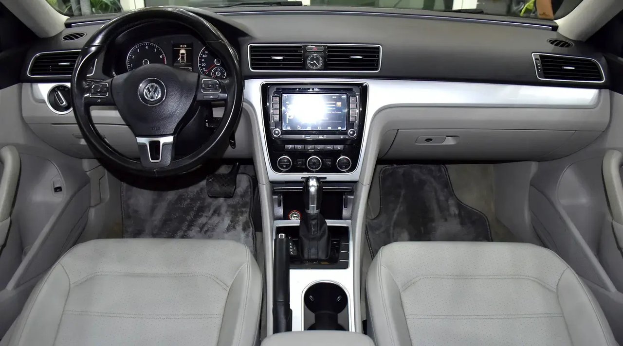Car Image 2013 VOLKSWAGEN PASSAT 