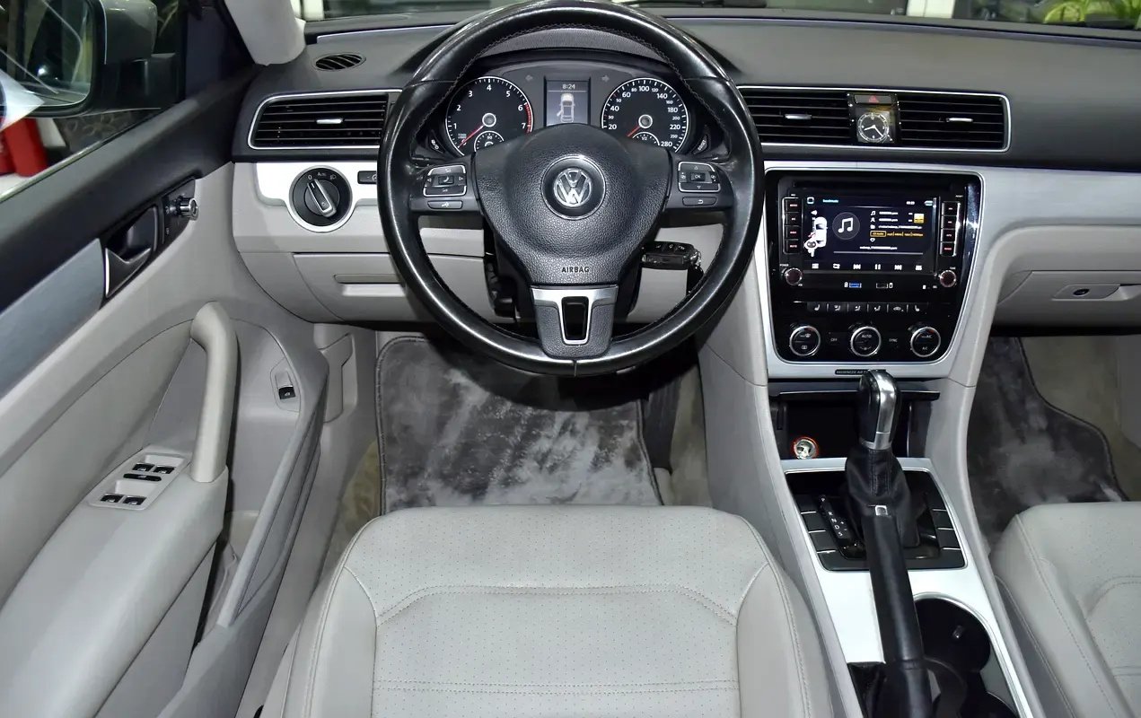 Car Image 2013 VOLKSWAGEN PASSAT 
