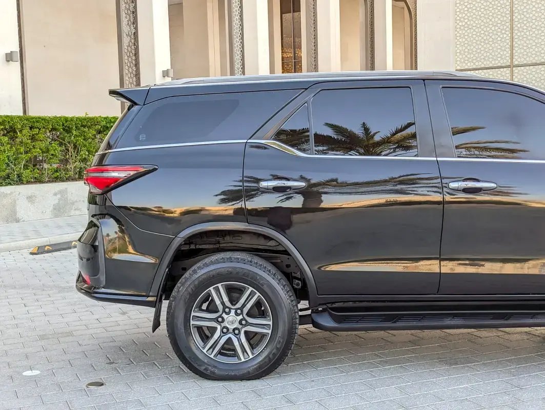 Car Image 2017 TOYOTA FORTUNER 